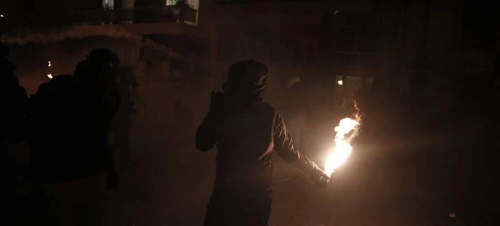 Ανοχύρωτο κράτος: Μπαράζ επιθέσεων με μολότοφ στα Εξάρχεια – Σε δύο φάσεις